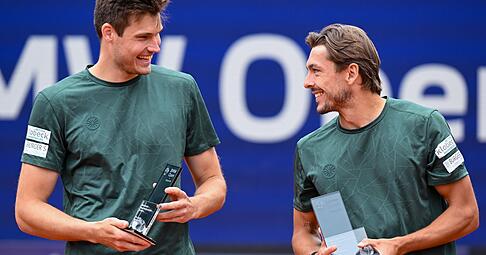 Bekannte Gesichter in ungewohnter Pose: Jakob Schnaitter (links) und Mark Wallner haben die BMW Open 2026 gewonnen.