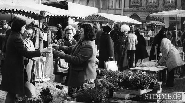 Wochenmarkt vor dem Heilbronner Rathaus 1974. Wochenmarkt vor dem Heilbronner Rathaus 1974.