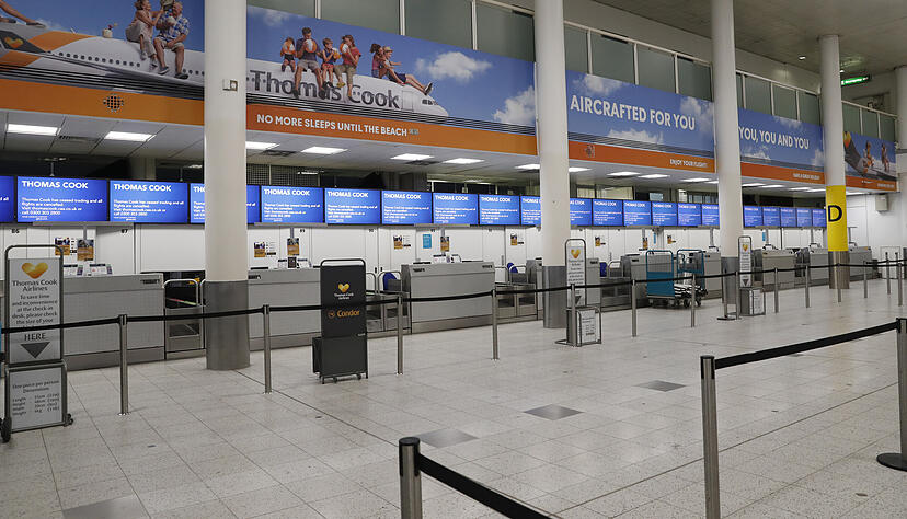 Geschlossene Check-in-Schalter am Flughafen Gatwick. Die Bem&uuml;hungen um Rettung des angeschlagenen britischen Touristikkonzerns Thomas Cook sind gescheitert. Foto: dpa