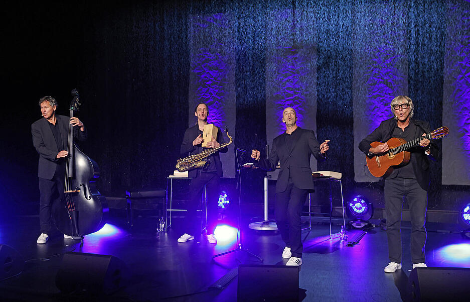 Ein Musikquartett begeistert das Publikum mit einem abwechslungsreichen Live-Auftritt. Ein Musikquartett begeistert das Publikum mit einem abwechslungsreichen Live-Auftritt.