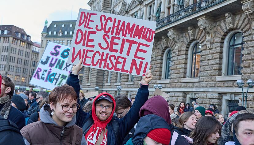 Die Demonstranten forderten: «Die Scham muss die Seite wechseln». Die Demonstranten forderten: «Die Scham muss die Seite wechseln».