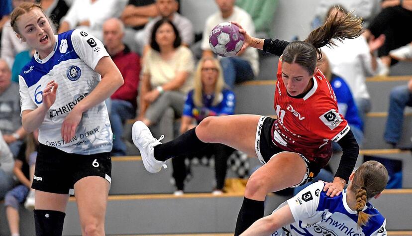Bruchlandung für Natascha Weber (am Ball): Der BHC um Leonie Kockel (links) und Lucy Krahwinkel war für die SGSB eine Nummer zu groß. Bruchlandung für Natascha Weber (am Ball): Der BHC um Leonie Kockel (links) und Lucy Krahwinkel war für die SGSB eine Nummer zu groß.