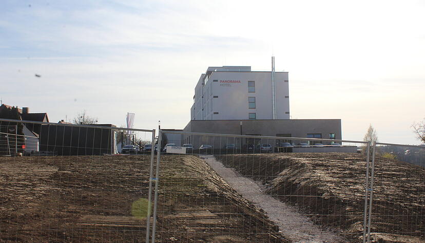 Der geplante Neubau auf der Abrissfläche des alten Panorama-Hotels lässt weiter auf sich warten. Derzeit wird Erde bewegt. Der geplante Neubau auf der Abrissfläche des alten Panorama-Hotels lässt weiter auf sich warten. Derzeit wird Erde bewegt.