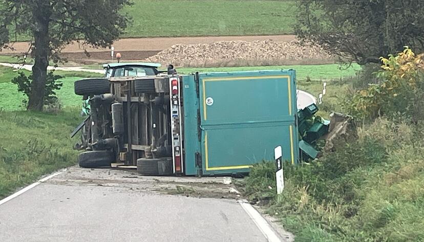 Bei einem Unfall zwischen Hardthausen und Jagsthausen am Donnerstag ist ein Anh&auml;nger umgekippt.