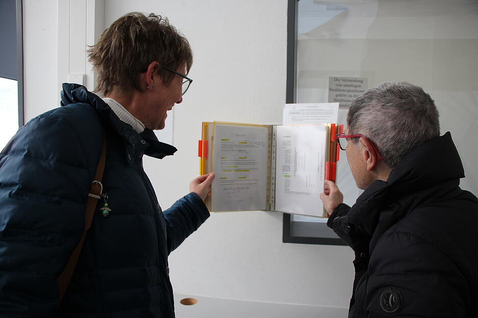 Ehemalige Mitarbeiter schwelgen im verlassenen Künzelsauer Krankenhaus in Erinnerungen als sie ihren alten Dienstplan sehen. Ehemalige Mitarbeiter schwelgen im verlassenen Künzelsauer Krankenhaus in Erinnerungen als sie ihren alten Dienstplan sehen.
