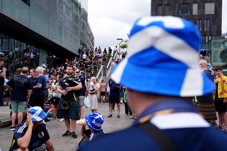 Natürlich dürfen bei der Fan-Party der Schotten auch Klänge auf dem Dudelsack nicht fehlen. Natürlich dürfen bei der Fan-Party der Schotten auch Klänge auf dem Dudelsack nicht fehlen.
