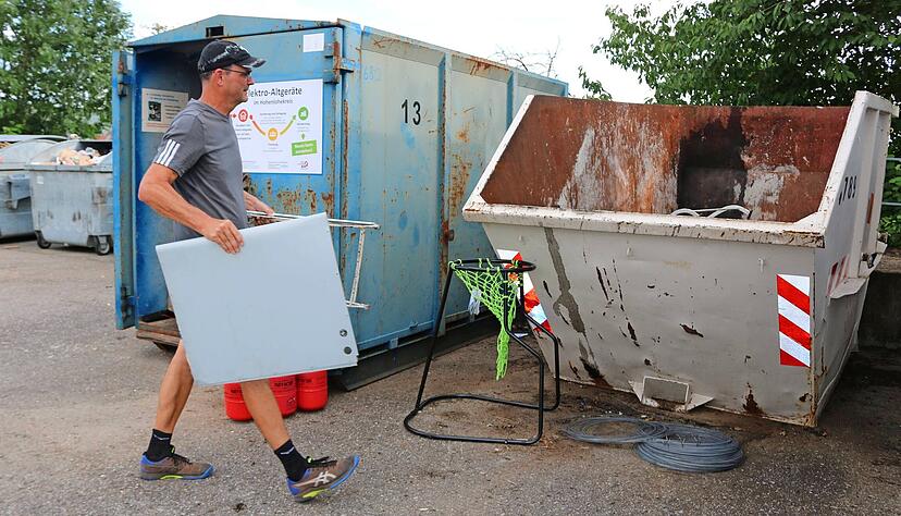 Immer mehr kleinere Recyclinghöfe (hier der in Neuenstein) wurden in den vergangenen Jahren Jahren geschlossen. Immer mehr kleinere Recyclinghöfe (hier der in Neuenstein) wurden in den vergangenen Jahren Jahren geschlossen.