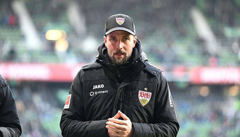Trainer Sebastian Hoeneß und der VfB Stuttgart sind im DFB-Pokal am Dienstag bei Jahn Regensburg gefordert.