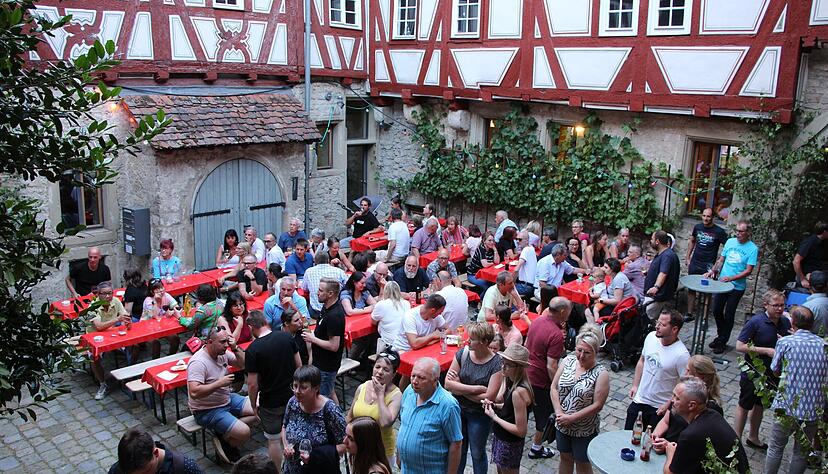 Bei Wein und Musik ist im Schwarzen Hof Gem&uuml;tlichkeit garantiert.