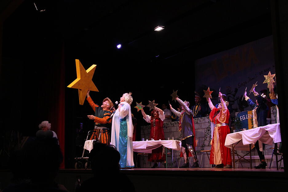 Farbenfrohe Kostüme und kreative Choreografien prägen das Bild der Fastnachtssitzung. Farbenfrohe Kostüme und kreative Choreografien prägen das Bild der Fastnachtssitzung.