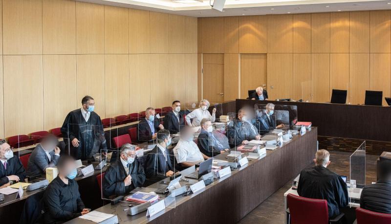Wegen mutmaßlich illegaler Millionentransfers ins Ausland in Form des sogenannten Hawala-Bankings begann ein Prozess gegen sieben Angeklagte. Die Staatsanwaltschaft wirft den Männern die Bildung einer kriminellen Vereinigung vor. Wegen mutmaßlich illegaler Millionentransfers ins Ausland in Form des sogenannten Hawala-Bankings begann ein Prozess gegen sieben Angeklagte. Die Staatsanwaltschaft wirft den Männern die Bildung einer kriminellen Vereinigung vor.