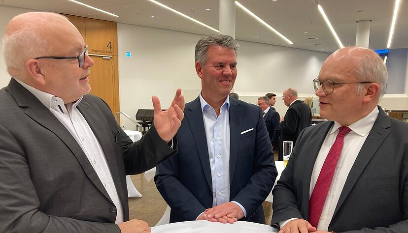 Torsten Kunkel (links) am Freitagnachmittag im Gespräch mit Heilbronns Landrat Norbert Heuser (rechts) und Bernd Kaufmann, Vorstandsvorsitzender der Sparkasse Hohenlohekreis (Mitte). Torsten Kunkel (links) am Freitagnachmittag im Gespräch mit Heilbronns Landrat Norbert Heuser (rechts) und Bernd Kaufmann, Vorstandsvorsitzender der Sparkasse Hohenlohekreis (Mitte).