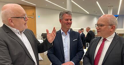 Torsten Kunkel (links) am Freitagnachmittag im Gespräch mit Heilbronns Landrat Norbert Heuser (rechts) und Bernd Kaufmann, Vorstandsvorsitzender der Sparkasse Hohenlohekreis (Mitte).