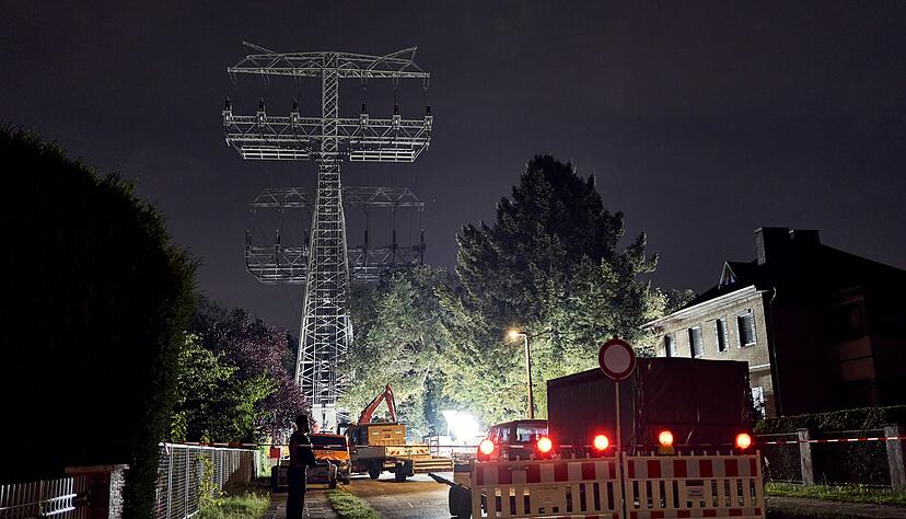 Reparaturarbeiten in Berlin an einem beschädigten Strommast. (Archivbild)