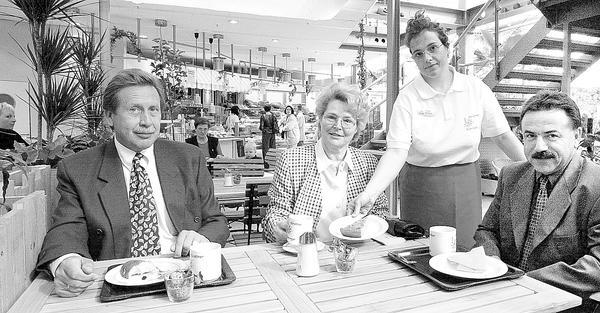 Das Erlebnis-Café mit Ausblick eröffnet 2000 im neuen Kölle-Gartencenter an der Heilbronner Neckartalstraße. Das Erlebnis-Café mit Ausblick eröffnet 2000 im neuen Kölle-Gartencenter an der Heilbronner Neckartalstraße.