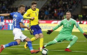 Italiens Ciro Immobile (l) kommt zum Schuss aufs schwedische Tor, trifft aber nicht. Foto: Antonio Calanni