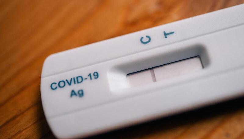 Ein Strich beim Buchstaben C bedeutet bei diesem Schnelltest: Das Ergebnis ist negativ, es konnte keine Covid-19-Infektion nachgewiesen werden. Foto: dpa Ein Strich beim Buchstaben C bedeutet bei diesem Schnelltest: Das Ergebnis ist negativ, es konnte keine Covid-19-Infektion nachgewiesen werden. Foto: dpa