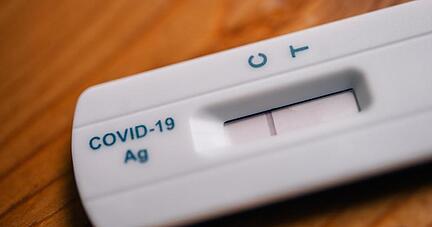 Ein Strich beim Buchstaben C bedeutet bei diesem Schnelltest: Das Ergebnis ist negativ, es konnte keine Covid-19-Infektion nachgewiesen werden. Ein Strich beim Buchstaben C bedeutet bei diesem Schnelltest: Das Ergebnis ist negativ, es konnte keine Covid-19-Infektion nachgewiesen werden.