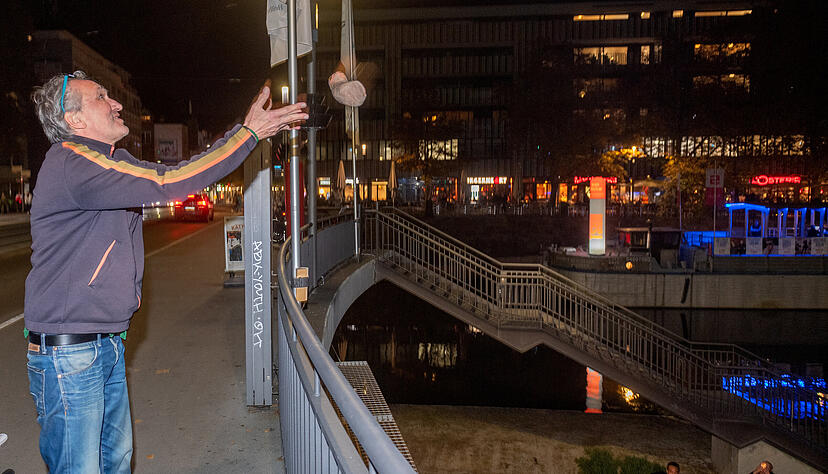 K&uuml;nstler Volker M&auml;rz wirft am Freitagabend bei seiner Performance K&auml;thchenfiguren von der Friedrich-Ebert-Br&uuml;cke auf die Inselspitze.