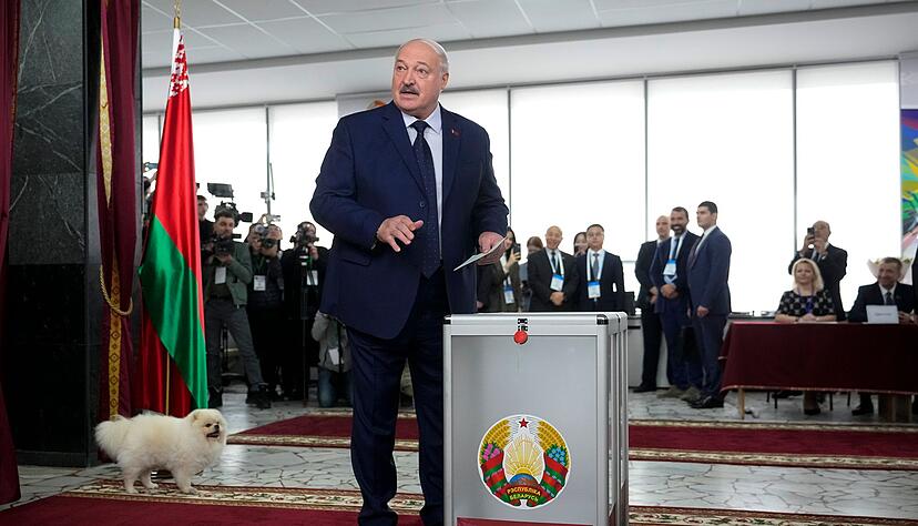 Die Reaktion des Auslands sei ihm egal, sagte Lukaschenko bei der Stimmabgabe.
