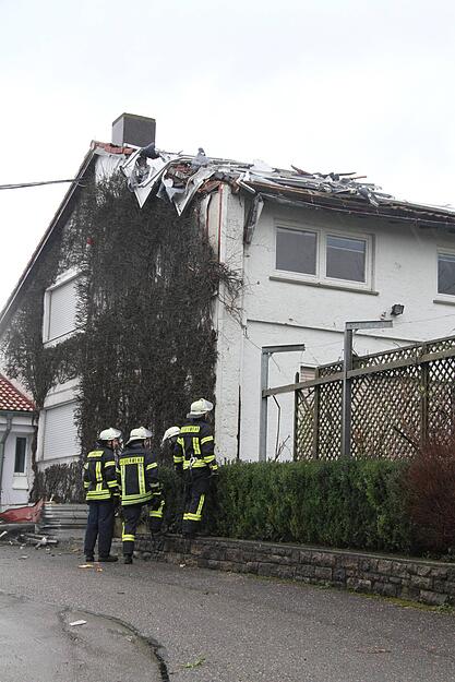 In Eschental demolieren die B&ouml;en des Sturms Burglind ein Dach.