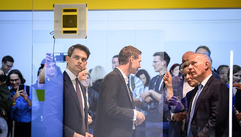 Roboter putzen auf der Messe fleißig Fenster. Roboter putzen auf der Messe fleißig Fenster.