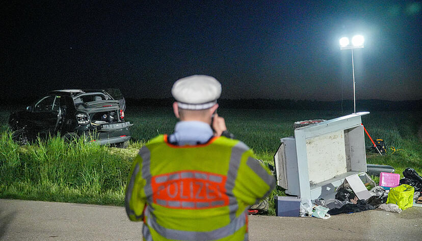Ein voll besetzter Maiwagen mit Feiernden ist am Freitagabend in Besigheim (Kreis Ludwigsburg) umgekippt.