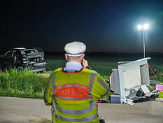 Ein voll besetzter Maiwagen mit Feiernden ist am Freitagabend in Besigheim (Kreis Ludwigsburg) umgekippt.