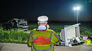 Ein voll besetzter Maiwagen mit Feiernden ist am Freitagabend in Besigheim (Kreis Ludwigsburg) umgekippt.