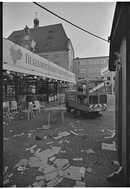 Das Weindorfgelände wird aufgeräumt. Aufnahme aus dem Jahr 1974.
