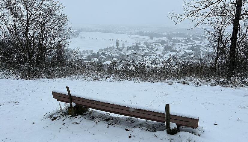 Blick vom verschneiten Golberg auf Öhringen-Verrenberg.
