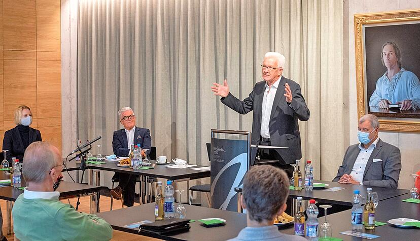 Den Auftakt seiner Sommertour macht Winfried Kretschmann (stehend) im Hölderlinhaus in Lauffen.