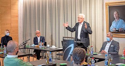 Den Auftakt seiner Sommertour macht Winfried Kretschmann (stehend) im Hölderlinhaus in Lauffen.