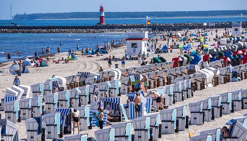 Sommerurlauber am Ostseestrand in Warnem&uuml;nde. Im Zeitraum von Januar bis Oktober erzielte der Deutschland-Tourismus mit gut 433 Millionen &Uuml;bernachtungen einen Rekord.