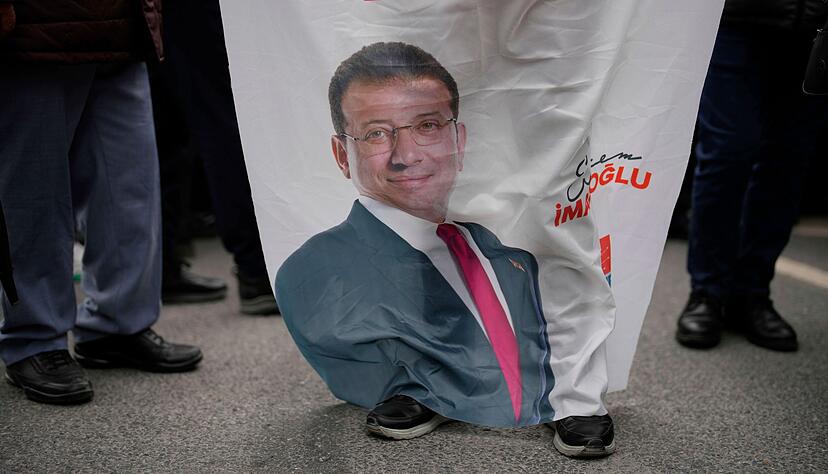 Straßensperrungen und Demo-Verbot nach Imamoglus Festnahme. Straßensperrungen und Demo-Verbot nach Imamoglus Festnahme.