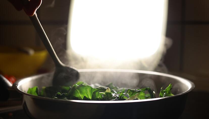 Bei &laquo;Thirst Traps&raquo; zeigen sich Influencer auf anz&uuml;gliche Art in Alltagssituationen &ndash; wie etwa beim Kochen. (Symbolbild)