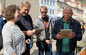 Ralf Weigel (r.) wird auf dem Kraut- und Rübenmarkt bei Breuninger fündig.