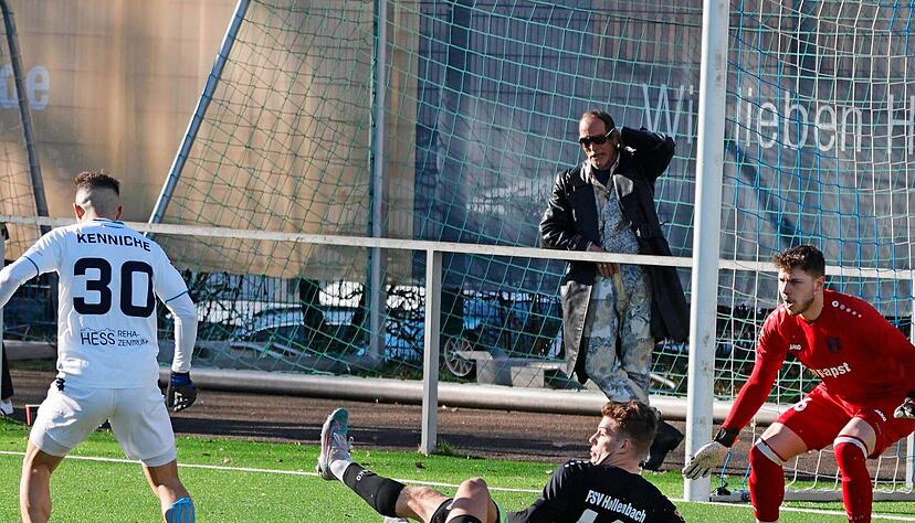Der Einsatz stimmte auch beim Gastspiel in Bissingen. Marius Uhl und Jonas Limbach (Zweiter von rechts) warfen sich gemeinsam in die Schussbahn, um einen Treffer von Nesreddine Kenniche zu verhindern.
Foto: Marc Schmerbeck Der Einsatz stimmte auch beim Gastspiel in Bissingen. Marius Uhl und Jonas Limbach (Zweiter von rechts) warfen sich gemeinsam in die Schussbahn, um einen Treffer von Nesreddine Kenniche zu verhindern.
Foto: Marc Schmerbeck