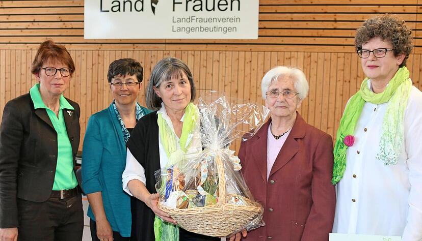 Gründungsmitglied Martha Hammel-Mulfinger (2.v.r.) wurde von (v.l.) Heide-Lore Preiß, Anette Badtmann, Christel Pfisterer und Dora Bender geehrt.Foto: Plückthun