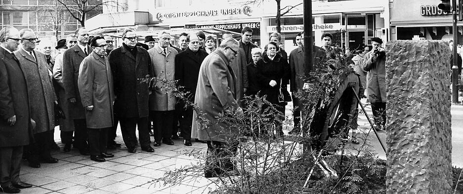 Oberbürgermeister Paul Meyle weiht am 9. November 1966 mit Vertretern des öffentlichen Lebens das Mahnmal für das  Gebetshauses an der Allee ein, das in der Pogromnacht der Brandschatzung zu Opfer fiel.