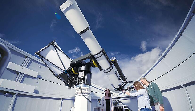 Besucher k&ouml;nnen die partielle Sonnenfinsternis auf der Dachterrasse der Experimenta Heilbronn verfolgen. Das ist f&uuml;r die Augen sicher, die Teleskope sind mit speziellen Filtern ausgestattet.