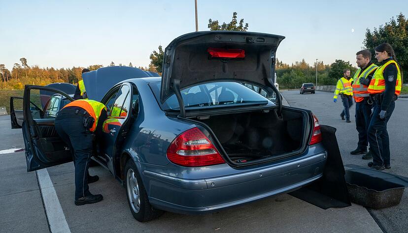 Auf einem Rastplatz wird ein Auto kontrolliert.
