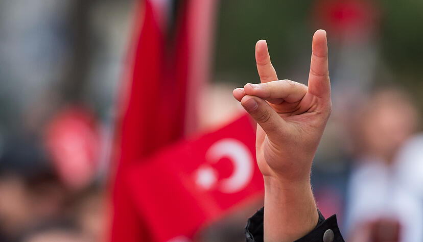 Ein Teilnehmer einer protürkischen Demonstration zeigt den Gruß der "Grauen Wölfe". Ein Teilnehmer einer protürkischen Demonstration zeigt den Gruß der "Grauen Wölfe".