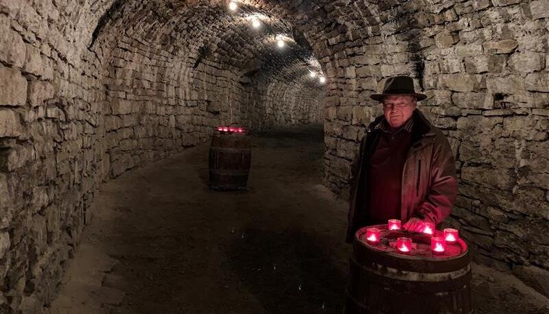 Klaus Liebler gibt spannende F&uuml;hrungen durch den Felsenkeller unter dem Schloss Horneck in Gundelsheim.