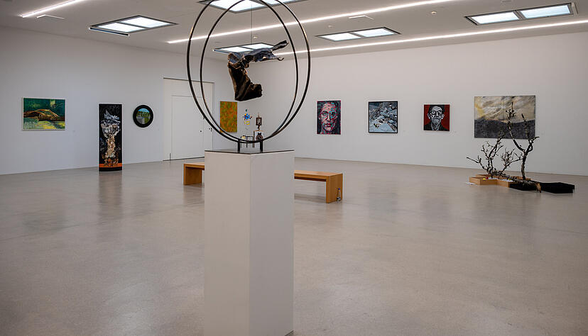 37 Mitglieder vom K&uuml;nstlerbund Heilbronn zeigen als G&auml;ste in der Kunsthalle Vogelmann aktuelle Arbeiten. Der Blick in
die zwei Ausstellungsr&auml;ume offenbart die Vielfalt unterschiedlicher Temperamente.