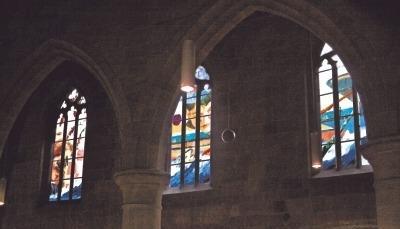 Im Kirchenschiff will Xenia Hausner mit figürlichen Darstellungen die Farbigkeit des Lebens abbilden. Im Zentrum steht eine Art Lebensschiff.Fotomontagen: Peer Friedel