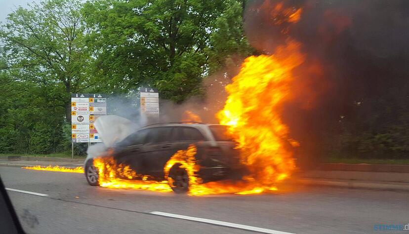 Fahrzeugbrand an der Karl-W&uuml;st-Br&uuml;cke