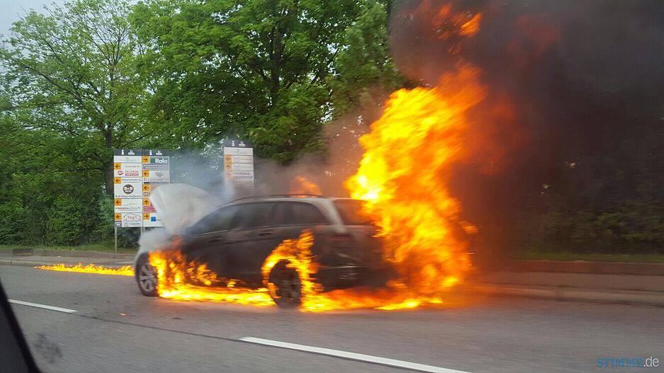 Fahrzeugbrand an der Karl-W&uuml;st-Br&uuml;cke