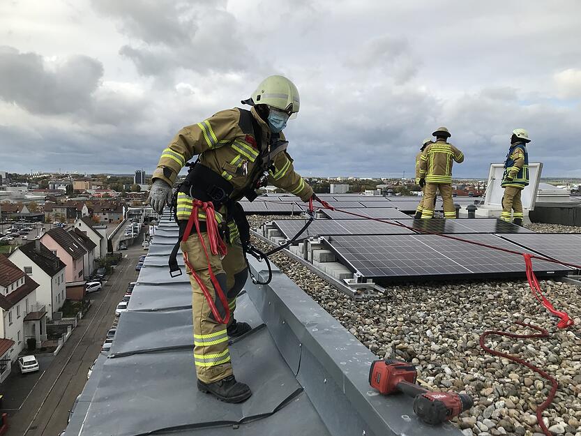 Einsatzkr&auml;fte der Heilbronner Feuerwehr entfernten die restlichen Tafeln und verschraubten das Blechdach provisorisch auf dem Untergrund.