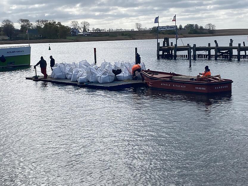Im Laufe des Tages soll laut Unternehmer Fred Babbel die etwa 100 Meter lange Rinne vom Wal zum tiefen Fahrwasser fertig werden. &bdquo;Timmy&ldquo; soll voraussichtlich am Sonntag oder Montag aus seiner Notlage befreit werden.